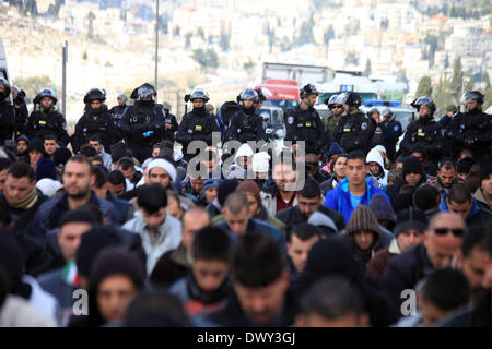 Jérusalem, Jérusalem, territoire palestinien. 14Th Mar, 2014. Prier les musulmans palestiniens à l'extérieur de la vieille ville de Jérusalem comme la police israélienne les bloquer de prier dans la mosquée Al-Aqsa de la ville, dans le quartier de Ras Al-Amoud à Jérusalem le 14 mars 2014. Israël restreint l'entrée pour la prière du vendredi à la mosquée al-Aqsa pour éviter d'éventuels affrontements Crédit : Saeed Qaq/APA Images/ZUMAPRESS.com/Alamy Live News Banque D'Images