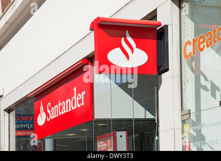 Gros plan de Santander Bank Branch signe extérieur Hull East Yorkshire Angleterre Royaume-Uni GB Grande-Bretagne Banque D'Images