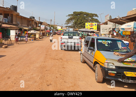 Route principale à travers Anyaa, Accra, Ghana, Afrique Banque D'Images