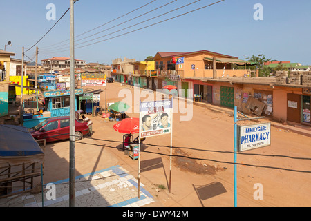 Route principale à travers Anyaa, Accra, Ghana, Afrique Banque D'Images