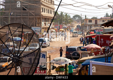 Route principale à travers Anyaa, Accra, Ghana, Afrique Banque D'Images