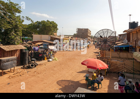 Route principale à travers Anyaa, Accra, Ghana, Afrique Banque D'Images