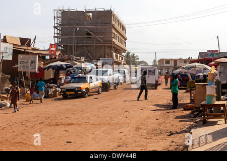 Route principale à travers Anyaa, Accra, Ghana, Afrique Banque D'Images