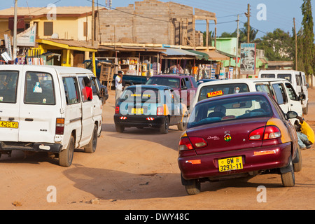 Route principale à travers Anyaa, Accra, Ghana, Afrique Banque D'Images