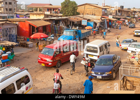 Route principale à travers Anyaa, Accra, Ghana, Afrique Banque D'Images