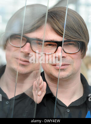 Fichier - Un fichier photo datée du 15 mars 2012 illustre écrivain tchèque Jaroslav Rudis posant à la foire du livre de Leipzig, Allemagne. Rudis recevra cette année le Prix de littérature d'Usedom, le 13 avril 2014 au cours de la Journées de la littérature d'Usedom. Photo : Jens Kalaene/dpa Banque D'Images