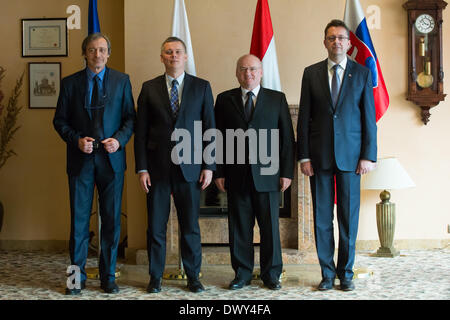 Visegrad, Hongrie. 14Th Mar, 2014. Les ministres de la défense de l'Visegrads Group (V4), Martin Stropnicky de la République tchèque, Pologne, Hongrie, Tomasz Siemoniak, Csaba Hende Martin Glvac la Slovaquie et (L-R) posent pour la photographie à Visegrad, Hongrie, le 14 mars 2014. Les ministres ont examiné et signé trois accords de coopération, qui appellent à la planification de la défense commune, pour mettre en place un plan à long terme (10-15 ans) de la stratégie de défense, et pour la mise en place d'un V4 à l'Union européenne appel à force de combat. © Attila Volgyi/Xinhua/Alamy Live News Banque D'Images