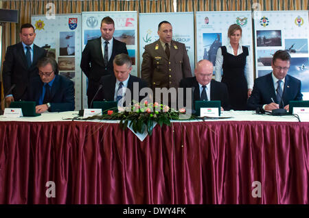 Visegrad, Hongrie. 14Th Mar, 2014. Les ministres de la défense de l'Visegrads Group (V4), Martin Stropnicky de la République tchèque, Pologne, Hongrie, Tomasz Siemoniak, Csaba Hende Martin Glvac la Slovaquie et (avant, L-R) de signer des accords de coopération à Visegrad, Hongrie, le 14 mars 2014. Les ministres ont examiné et signé trois accords de coopération, qui appellent à la planification de la défense commune, pour mettre en place un plan à long terme (10-15 ans) de la stratégie de défense, et pour la mise en place d'un V4 à l'Union européenne appel à force de combat. © Attila Volgyi/Xinhua/Alamy Live News Banque D'Images