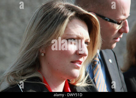 Berlin, Allemagne. 14Th Mar, 2014. Premier Ministre de la République tchèque Bohuslav Sobotka (à droite) et son épouse Olga Sobotkova Plotzensee visiter le mémorial à Berlin, Allemagne, le 14 mars 2014. Crédit : Martin Weiser/CTK Photo/Alamy Live News Banque D'Images