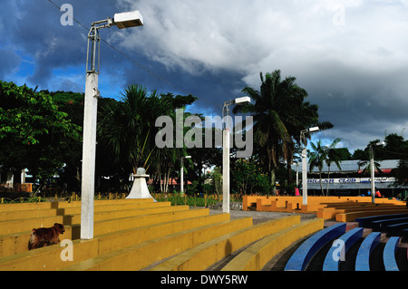 Escaliers avec les couleurs du drapeau de la Colombie à LETICIA. Ministère de l'Amazonas .COLOMBIE Banque D'Images