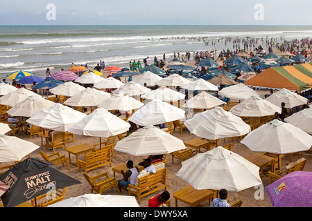 Les parasols de plage de Labadi, Accra, Ghana, Afrique Banque D'Images