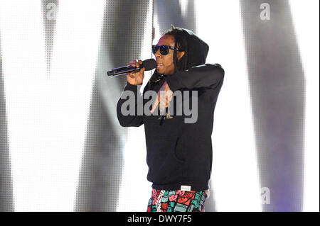 Austin, Texas, États-Unis. 13Th Mar, 2014. Lil Wayne salue l'auditoire au début de l'mtvU Woodie Awards pendant SXSW le 13 mars 2014 à Austin, Texas - USA. Credit : Manuel Nauta/NurPhoto ZUMAPRESS.com/Alamy/Live News Banque D'Images