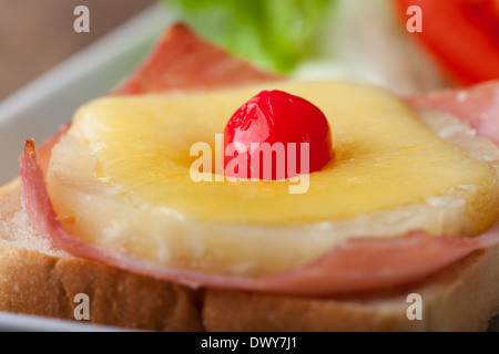 Toast Hawaï avec une cerise Banque D'Images