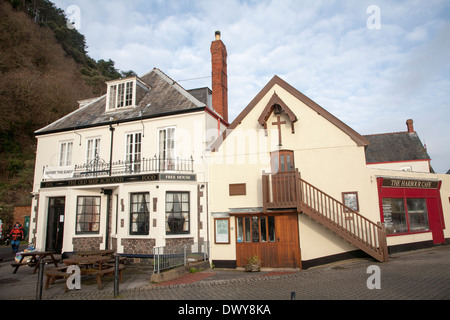 L'église de Saint Pierre sur le quai et le vieux bateau échoué pub, Minehead, Somerset, Angleterre Banque D'Images