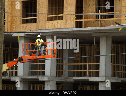 Un travailleur de la construction à un bâtiment à Tampa, Floride Banque D'Images