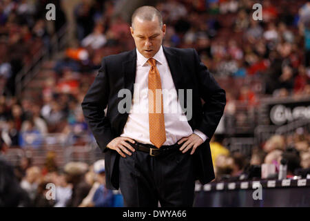 12 mars 2014 : l'entraîneur-chef des Sacramento Kings Michael Malone réagit au cours de la NBA match entre les Sacramento Kings et les Philadelphia 76ers au Wells Fargo Center de Philadelphie, Pennsylvanie. Les rois a gagné 115-98. Christopher Szagola/Cal Sport Media Banque D'Images