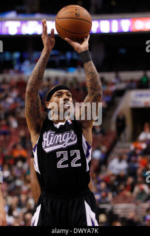 12 mars 2014 : Sacramento Kings guard Isaiah Thomas (22) tire la balle pendant le jeu NBA entre les Sacramento Kings et les Philadelphia 76ers au Wells Fargo Center de Philadelphie, Pennsylvanie. Les rois a gagné 115-98. Christopher Szagola/Cal Sport Media Banque D'Images