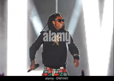 Austin, Texas, États-Unis. 13Th Mar, 2014. Lil Wayne salue l'auditoire au début de l'mtvU Woodie Awards pendant SXSW le 13 mars 2014 à Austin, Texas - USA. © Manuel Nauta/NurPhoto ZUMAPRESS.com/Alamy/Live News Banque D'Images