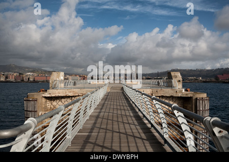 Naples (Italie) - Le pont des ex-architecture industrielle dans Ilva Bagnol Banque D'Images