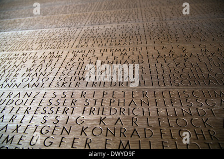 Mark Lange, Belgique, plaque de chêne avec les noms au cimetière Le cimetière militaire allemand Lange Mark Banque D'Images