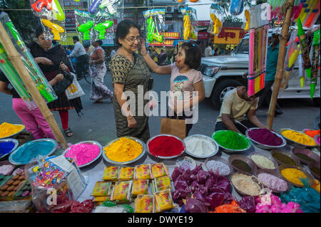 Calcutta, Inde. 14Th Mar, 2014. Les Indiens acheter poudre de couleur de l'avant de l'Holi festival à Calcutta, capitale de l'Est de l'état indien du Bengale occidental, en Inde, le 14 mars 2014. Vasantotsav est célébré dans le reste de l'Inde comme "Holi", ou le festival des couleurs, qui a lieu le 16 mars de cette année. Credit : Tumpa Mondal/Xinhua/Alamy Live News Banque D'Images