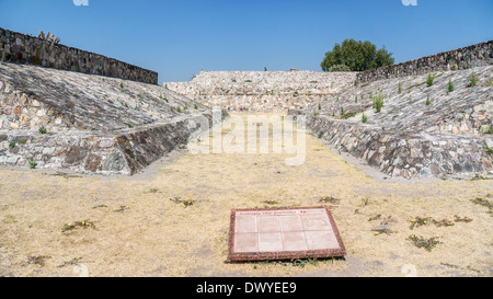 Vue vers l'ouest le long de l'axe de la grande cour dans les ruines de la ville antique de Yagul l'état d'Oaxaca Banque D'Images