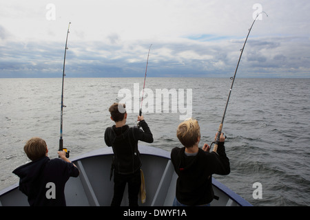 Wismar, Allemagne, les jeunes gens sur la pêche en haute mer sur la mer Baltique Banque D'Images