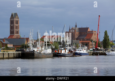 Wismar, Allemagne, port de pêche d'âge avec l'église Sainte Marie et Saint George's Church Banque D'Images