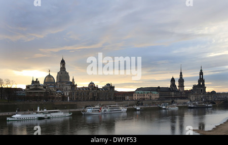 Dresde, Allemagne, en vue de l'Carolabruecke de la vieille ville de nuit Banque D'Images