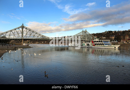 Dresde, Allemagne, le pont et les bateaux à vapeur Grunaer excursion Auguste le Fort Banque D'Images