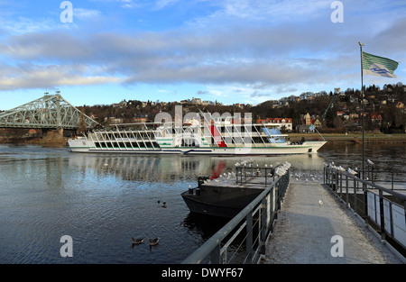 Dresde, Allemagne, l'excursion steamer Auguste le Fort avant que le quartier Loschwitz Banque D'Images