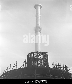 Berlin, RDA, la mise en place de la tour de télévision sur l'Alexanderplatz Banque D'Images