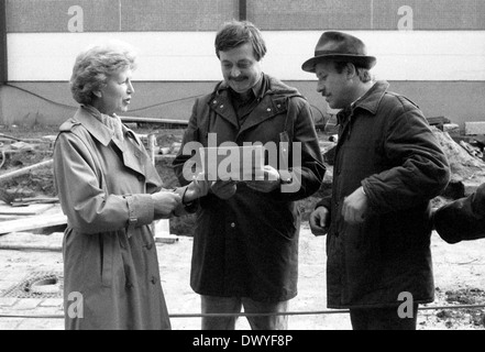 Berlin, RDA, femme au-dessus d'un homme atteint d'un marché de travaux Banque D'Images