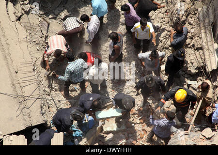 Mumbai, Inde. 14Th Mar, 2014. Les sauveteurs chercher des survivants dans les décombres d'un immeuble à Mumbai, Inde, le 14 mars 2014. Au moins six personnes ont été tués et plusieurs autres blessés lorsqu'un édifice de sept étages s'est effondré à Santa Cruz, dans la banlieue ouest de Mumbai vendredi matin, a dit la police indienne. Credit : Stringer/Xinhua/Alamy Live News Banque D'Images