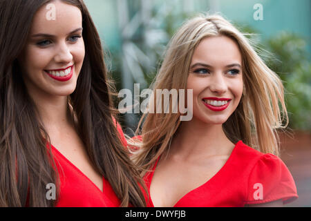Melbourne, Victoria, Australie. Mar 15, 2014. 15 mars 2014 : Les modèles posent pour des photos à l'extérieur du centre des médias avant la session de pratique trois à l'Australien 2014 Grand Prix de Formule 1 à l'Albert Park, Melbourne, Australie. Bas Sydney/Cal Sport Media/Alamy Live News Banque D'Images