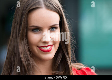 Melbourne, Victoria, Australie. Mar 15, 2014. 15 mars 2014 : Les modèles posent pour des photos à l'extérieur du centre des médias avant la session de pratique trois à l'Australien 2014 Grand Prix de Formule 1 à l'Albert Park, Melbourne, Australie. Bas Sydney/Cal Sport Media/Alamy Live News Banque D'Images