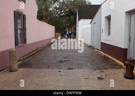 Une rue étroite pavée est photographié à Saint Augustine, Floride district historique Banque D'Images