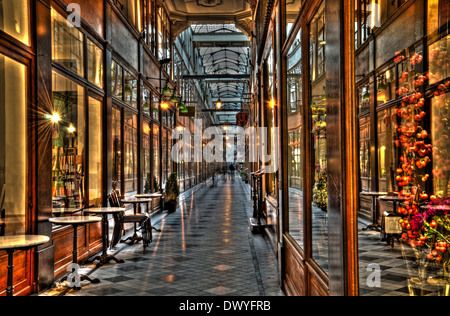 Une belle vieille galerie marchande à Paris. Banque D'Images