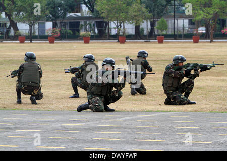 Quezon City, Philippines. Mar 15, 2014. Les soldats des Forces armées des Philippines (AFP) participer à la démonstration des capacités au cours de la 102e anniversaire de la formation des officiers de la réserve de Corps (ROTC) au camp Aguinaldo à Quezon City, Philippines, le 15 mars 2014. Credit : Rouelle Umali/Xinhua/Alamy Live News Banque D'Images