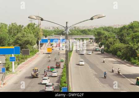 Le trafic routier sur les Indiens, la circulation sur l'Autoroute, Vue élevée de trafic, trafic. Du côté de la route, voiture, Auto, Moto, transports, Banque D'Images