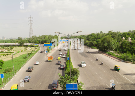 Le trafic routier sur les Indiens, la circulation sur l'Autoroute, Vue élevée de trafic, trafic. Du côté de la route, voiture, Auto, Moto, transports, Banque D'Images