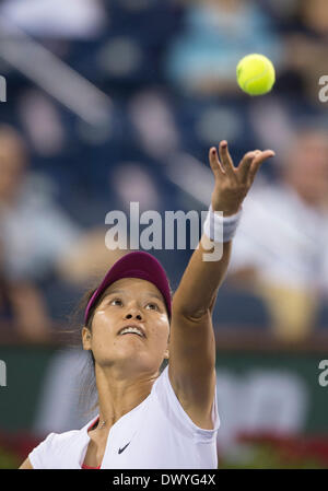 Indian Wells, Etats-Unis. 14Th Mar, 2014. Li Na de Chine sert à Flavia Pennetta de l'Italie lors de leur demi-finale dames au BNP Paribas Open de tennis à Indian Wells, en Californie, États-Unis, le 14 mars 2014. Li Na a perdu 0-2. Crédit : Yang Lei/Xinhua/Alamy Live News Banque D'Images