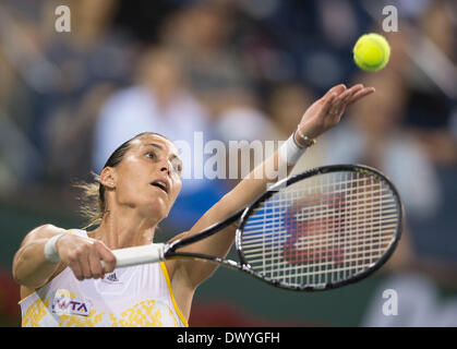 Indian Wells, Etats-Unis. 14Th Mar, 2014. Flavia Pennetta d'Italie sert à Li Na de Chine lors de leur demi-finale dames au BNP Paribas Open de tennis à Indian Wells, en Californie, États-Unis, le 14 mars 2014. Flavia Pennetta a gagné 2-0 pour entrer dans la finale. Crédit : Yang Lei/Xinhua/Alamy Live News Banque D'Images