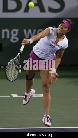 Indian Wells, Etats-Unis. 14Th Mar, 2014. Li Na de Chine sert à Flavia Pennetta de l'Italie lors de leur demi-finale dames au BNP Paribas Open de tennis à Indian Wells, en Californie, États-Unis, le 14 mars 2014. Li Na a perdu 0-2. Crédit : Yang Lei/Xinhua/Alamy Live News Banque D'Images