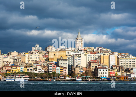 La tour de Galata vu de l'autre côté de la rivière à Istanbul en Turquie. Banque D'Images
