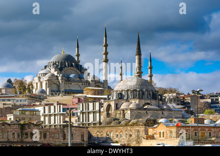 Paysage urbain d'Istanbul lors d'une journée ensoleillée, vue depuis le pont de Galata, avec 2 belle mosquée et ses minarets impressionnante Banque D'Images