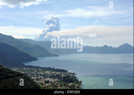 L'éruption du volcan Fuego en septembre 2012. Banque D'Images