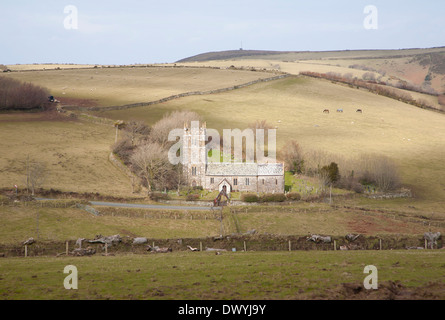 L'église paroissiale de St Brendan seul se tenant dans Exmoor national park hills, Brendon, Devon, Angleterre Banque D'Images