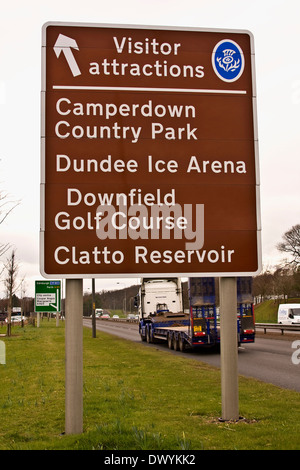 Attractions touristiques de sens de la route et de la signalisation routière signe le long de la route à l'ouest de Kingsway à Dundee, Royaume-Uni Banque D'Images