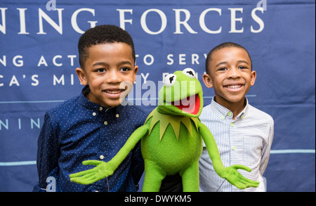 Les enfants des familles des militaires posent avec Kermit la grenouille lors d'une projection de film le nouveau film Les Muppets, 'Muppets Most Wanted', à la Maison Blanche le 12 mars 2014 à Washington, DC. Banque D'Images